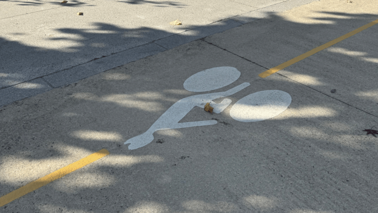 Les travaux de signalétique de la voie verte en centre-ville de L’Aigle ont débuté.